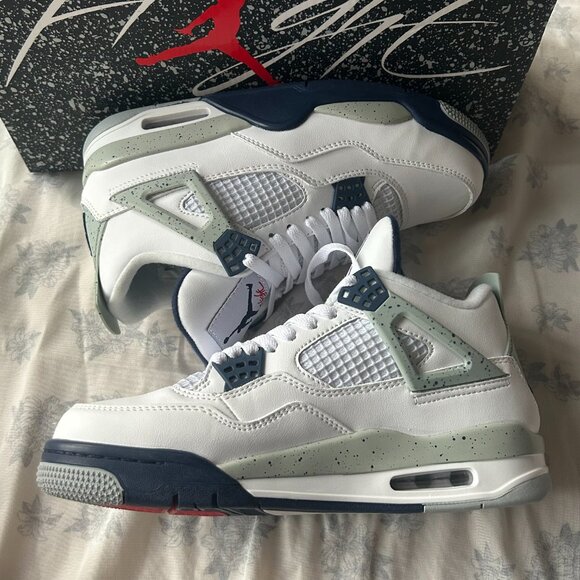 Air Jordan 4 Retro Midnight Navy Sneakers - Picture 3 of 6